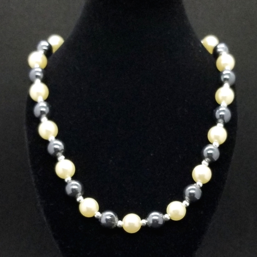 Cream & black faux pearl necklace